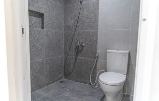 akane kamar mandi lantai 2