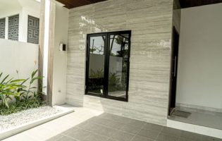 akane pintu depan